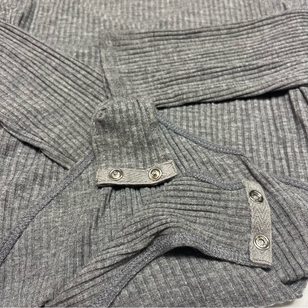 CAPE JUBY Women’s Medium Gray V-neck Crossover Wrap Ribbed Long Sleeve BodySuit - Picture 11 of 12